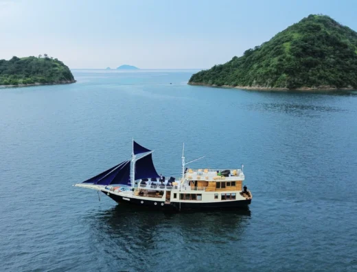 Sailing Komodo 3D2N with Naturall 01 Phinisi 4 Cabin — Boat in Labuan Bajo Town, Labuan Bajo