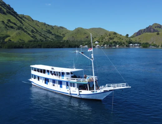 Sailing Komodo 3D2N with LA DAYANA Phinisi 4 Cabin — Boat in Labuan Bajo Town, Labuan Bajo