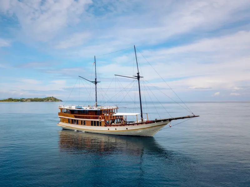 Sailing Komodo 3D2N with SENADA Phinisi 6 Cabin — Boat in Labuan Bajo Town, Labuan Bajo