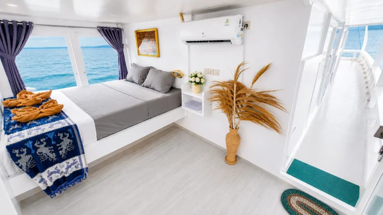 Sailing Komodo 3D2N with QUEEN ELYONA Semi Phinisi 4 Cabin — Boat in Labuan Bajo Town, Labuan Bajo