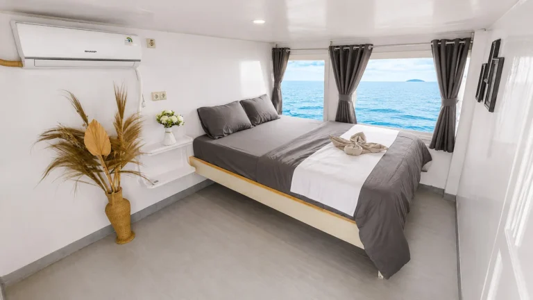Sailing Komodo 3D2N with QUEEN ELYONA Semi Phinisi 4 Cabin — Boat in Labuan Bajo Town, Labuan Bajo
