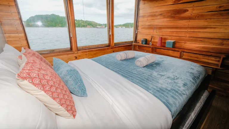 Pelayaran Komodo 3H2M dengan SENADA Phinisi 6 Kabin — Kapal di Kota Labuan Bajo, Labuan Bajo