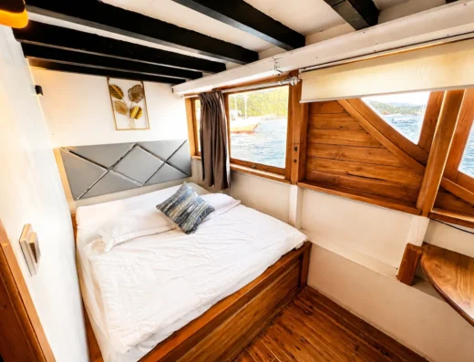 Segeltour Komodo 3 Tage / 2 Nächte mit Budi Utama Superior Phinisi, 8 Kabinen – Boot in Labuan Bajo (Stadt), Labuan Bajo