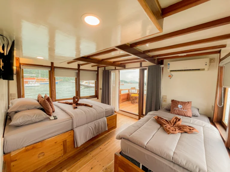 Sailing Komodo 3D2N with Naturall 01 Phinisi 4 Cabin — Boat in Labuan Bajo Town, Labuan Bajo
