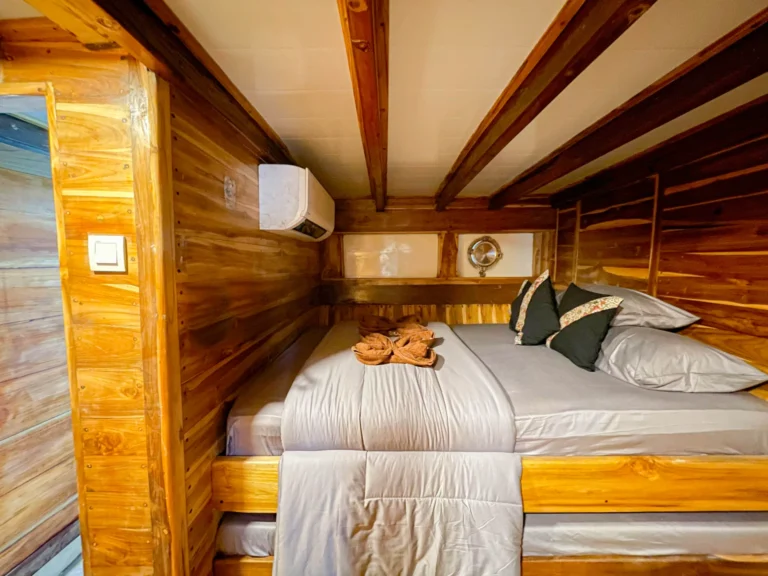 Sailing Komodo 3D2N with Naturall 01 Phinisi 4 Cabin — Boat in Labuan Bajo Town, Labuan Bajo