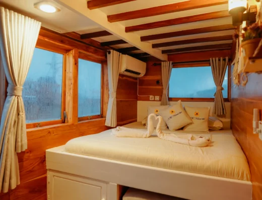 Sailing Komodo 3D2N with Naturall 01 Phinisi 4 Cabin — Boat in Labuan Bajo Town, Labuan Bajo