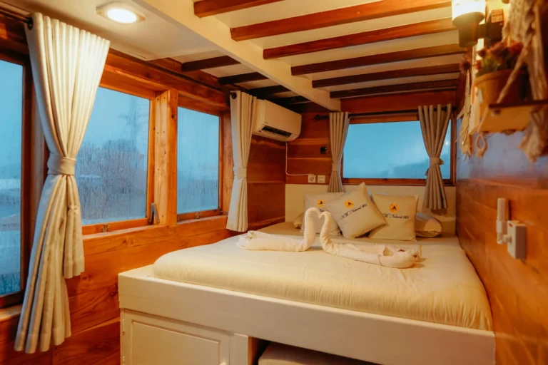 Sailing Komodo 3D2N with Naturall 01 Phinisi 4 Cabin — Boat in Labuan Bajo Town, Labuan Bajo